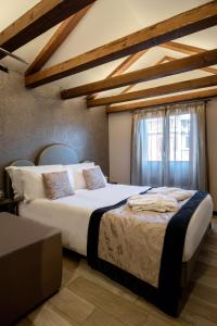 um quarto com 2 camas em frente a uma janela em Alle Guglie Boutique Hotel em Veneza