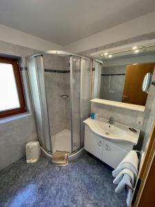 ein Bad mit einer Dusche und einem Waschbecken in der Unterkunft Residence Fallrohrhof in Naturns
