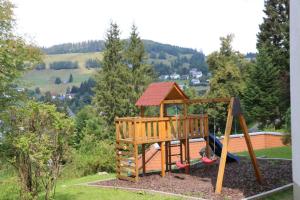un parque infantil de madera con cenador en un patio en Fewo 12 - Residenz Schauinsland, E-Ladestation, Todtnauberg, Feldberg, en Todtnauberg