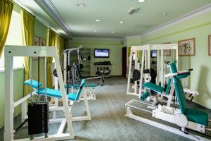 The fitness centre and/or fitness facilities at Hotel na Podzamczu