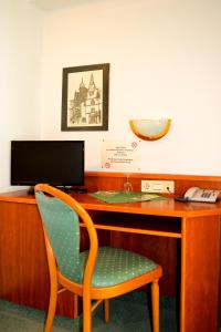 biurko z monitorem komputerowym i krzesłem w obiekcie Landgasthof mit Gästezimmer Frohe Einkehr we Fryburgu Bryzgowijskim