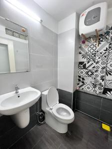 ein Badezimmer mit einem weißen WC und einem Waschbecken in der Unterkunft SAkURA Private Room 201 -Cheap-Saigon in Ho-Chi-Minh-Stadt