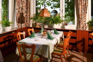 مطعم أو مكان آخر لتناول الطعام في Landgasthof mit Gästezimmer Frohe Einkehr