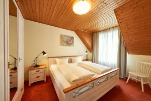 a bedroom with a large bed with a wooden ceiling at Ferienhaus Graacher Himmelreich in Graach