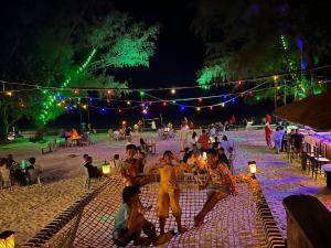 un groupe de personnes dansant sur la plage la nuit dans l'établissement Dream Resort, à Koh Rong 16 autres photos