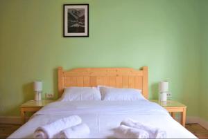- une chambre avec un lit et 2 serviettes dans l'établissement Vilino Kolo - Virak, à Žabljak