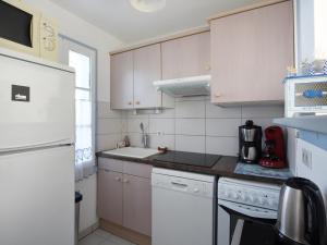 Maison La Couarde-sur-Mer, 6 pièces, 6 personnes - FR-1-258-3にあるキッチンまたは簡易キッチン