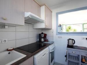 A kitchen or kitchenette at Maison La Couarde-sur-Mer, 6 pièces, 6 personnes - FR-1-258-3