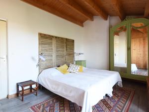 a bedroom with a large white bed and a mirror at Villa Saint-Clément-des-Baleines, 5 pièces, 8 personnes - FR-1-258-13 in Saint-Clément-des-Baleines