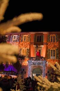 un edificio cubierto de luces de Navidad con gente delante en Fréjus • Village Historique • Superbe T3 • 50m2 • en Fréjus