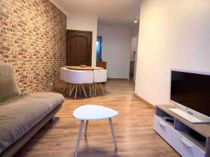 sala de estar con sofá, mesa y TV en Fréjus • Village Historique • Superbe T3 • 50m2 • en Fréjus