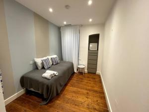 um quarto com uma cama num quarto em Stylish 2BR contemporary design perfect vacation em Gibraltar