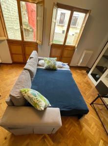 a large bed in a room with a couch at APARTAMENTO SAN MARTÍN in León
