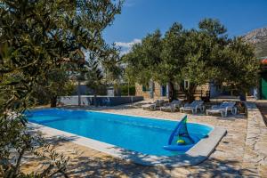 Bazén v ubytování Luxury private villa complex with pool and jacuzzi nebo v jeho okolí
