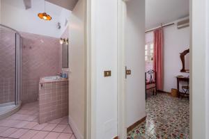 ein Badezimmer mit Dusche und Waschbecken in der Unterkunft Villa Al Faro San Vito in San Vito lo Capo + 31 Fotos