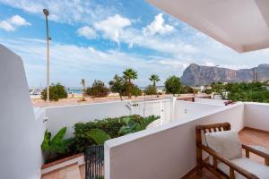 einen Balkon mit Blick auf den Strand und die Berge in der Unterkunft Villa Al Faro San Vito in San Vito lo Capo