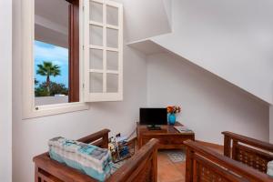 ein Wohnzimmer mit Sofa und Fernseher in der Unterkunft Villa Al Faro San Vito in San Vito lo Capo