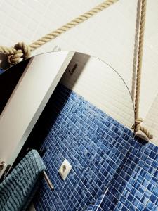 a blue tiled floor in a bathroom with ropes at Tarancon Suite Exclusivo in Tarancón