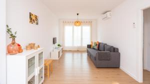 a living room with a couch and a table at Empuriabrava Apartaments - nº4 in Empuriabrava