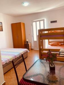 Djonovic Apartments tesisinde bir ranza yatağı veya ranza yatakları