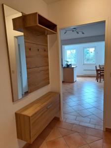 Habitación con armario de madera y comedor. en Casa Sandra en Villach