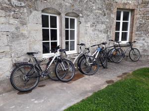 un grupo de bicicletas estacionadas contra un edificio de piedra en Gite Liberté-Utah Beach, en Sainte-Marie-du-Mont