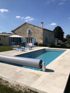 Bazén v ubytování Villa de 4 chambres avec piscine privee jardin clos et wifi a Virollet nebo v jeho okolí