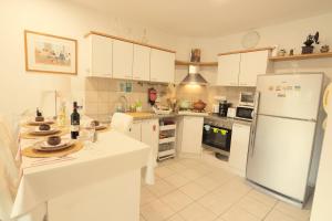 Η κουζίνα ή μικρή κουζίνα στο Amazing Apartment in Raanana & Swimming pool and Jacuzzi