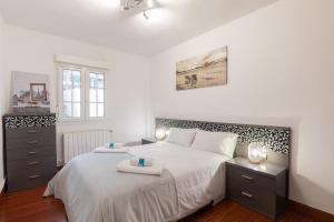 1 dormitorio con 1 cama con 2 toallas en Ibirriaga - baskeyrentals en Mutriku
