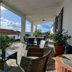 um pátio exterior com cadeiras e uma mesa com vista para o oceano em Herdade da Fonte Ferreira em Avis