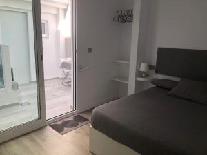 um quarto com uma cama e uma porta de vidro deslizante em Urban Beach em Valência