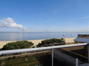 アルカションにあるAppartement Arcachon, 2 pièces, 4 personnes - FR-1-374-51のビーチの景色を望むバルコニーが備わる客室です。