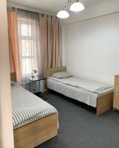 Zimmer mit 2 Betten und einem Fenster in der Unterkunft Zaton Guesthouse in Tscholponata