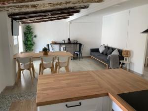uma cozinha e sala de estar com uma mesa e um sofá em Bettatur Apartaments Rera Sant Domenech em Tarragona