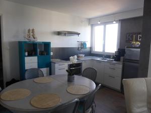 Appartement Les Sables-d'Olonne, 1 pièce, 4 personnes - FR-1-325-60にあるキッチンまたは簡易キッチン