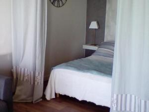 Appartement Les Sables-d'Olonne, 1 pièce, 4 personnes - FR-1-325-60 tesisinde bir odada yatak veya yataklar