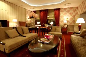 a living room with couches and a coffee table at Alt Lohbrügger Hof in Hamburg