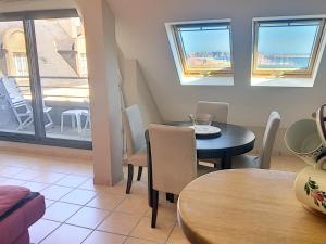 カマレ・シュル・メールにあるAppartement Camaret-sur-Mer, 2 pièces, 2 personnes - FR-1-370-14のダイニングルーム(テーブル、椅子付)、バルコニー