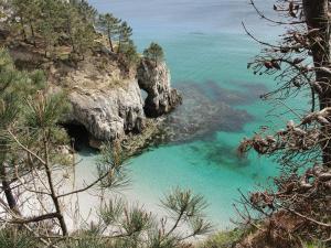 vistas a una playa de agua azul en Appartement Camaret-sur-Mer, 2 pièces, 2 personnes - FR-1-370-14, en Camaret-sur-Mer