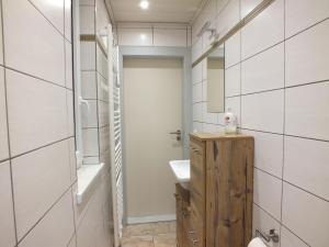 Un baño con lavabo, inodoro y espejo. en Family Escape in Lichtenau, en Oberlichtenau 32 fotos más