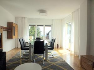 sala de estar con mesa de comedor y sillas en Inviting Holiday Home in Lichtenau with Garden, 