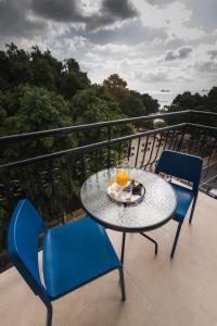 d'une table et de chaises sur un balcon avec une table et des boissons. dans l'établissement Chrielka Hotel, à Limassol