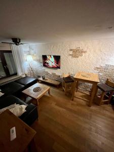 - un salon avec un canapé et une table dans l'établissement stylish apartment Old Town free parking, à Heidelberg