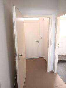 pasillo con puerta abierta en una habitación en MK Apartments Delmenhorst 2, en Delmenhorst