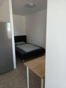 um pequeno quarto com um sofá e uma mesa em MK Apartments Delmenhorst 2 em Delmenhorst