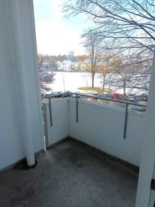 Habitación con balcón y vistas a un aparcamiento. en MK Apartments Delmenhorst 2, en Delmenhorst