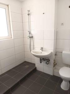 un bagno con lavandino e WC di MK Apartments Delmenhorst nähe Bremen 12 a Delmenhorst