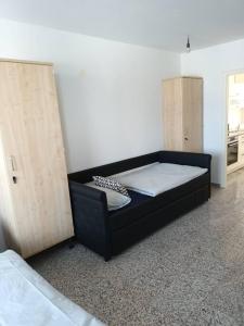 um quarto com uma cama preta num quarto em MK Apartments Delmenhorst 2 em Delmenhorst