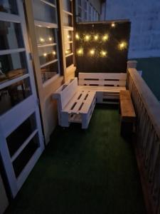 een patio met een bank, een tafel en verlichting bij Ribeira Sacra Apartament in Monforte de Lemos