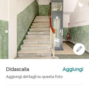 uma escada num quarto com paredes verdes em Affittacamere La Mansarda del Centro em La Spezia